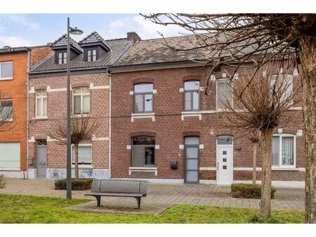 te koop: gesloten bebouwing met 3 slaapkamers te kuringen!