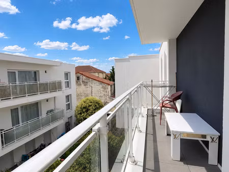 ** bel appart studio avec balcon **