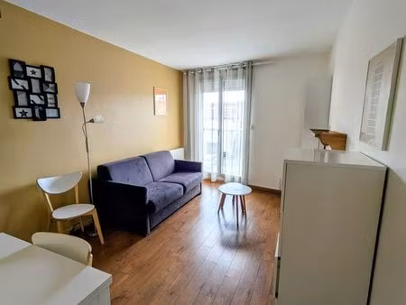 chaleureux studio meublé à l'année disponible maintenant