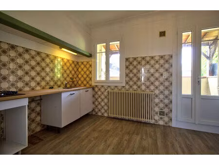 agen - quartier saint-hilaire : maison de ville de 85m² avec 2 chambres, terrasse et garag