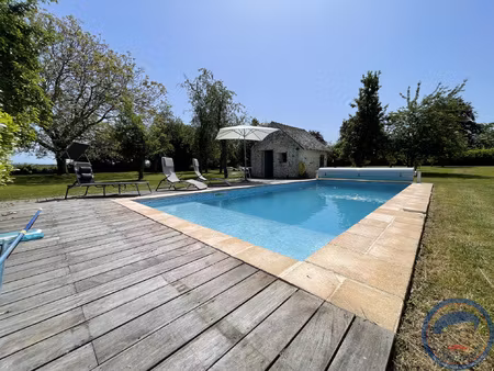 maison en pierre de 189 m2 avec piscine, jacuzzi et sauna au
