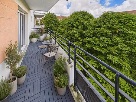 très beau f2 avec cave, balcon et box en sous-sol