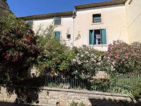 ensemble immobilier avec cour et jardin