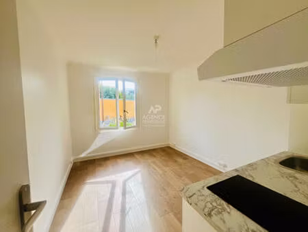 "versailles quartier de l'ermitage" très joli studio meublé entièrement rénové avec place 