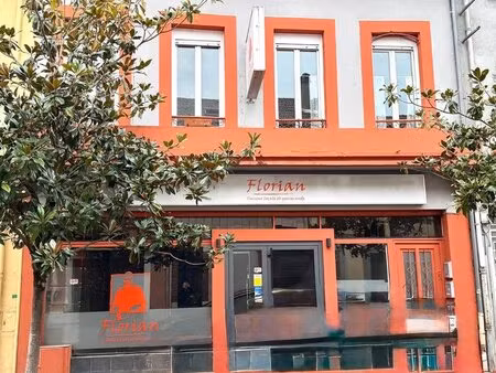 tarbes centre immeuble de rapport libre avec local commercial, patio et 3 logements (t3)