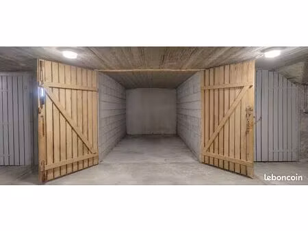 box fermé en sous-sol d'une résidence sécurisée