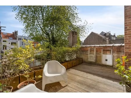 gerenoveerd 3-slaapkamer appartement met terras elsene
