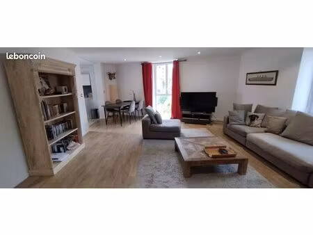 duplex contemporain au calme dans la boucle