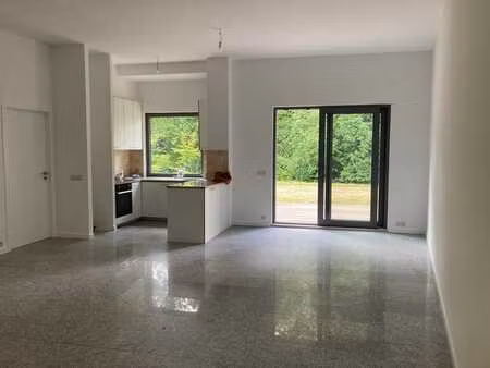 grand appartement 1 chambre, terrasse et jardin