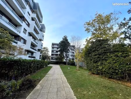 beau et grand 2 pièces d'une superficie de 56m2 avec balcon à proximité immédiate du parc 