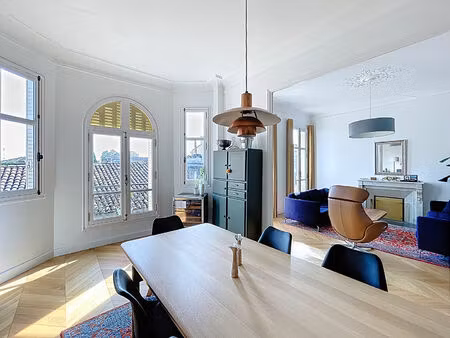 avignon intra-muros, spacieux appartement de 5 pièces à vendre , dernier étage, vue dégagé