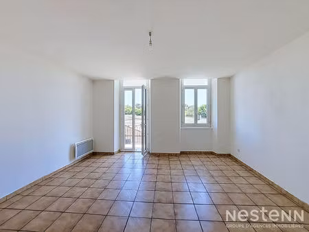 a louer appartement type t2 avec balcon au deuxième étage d'un immeuble de condom
