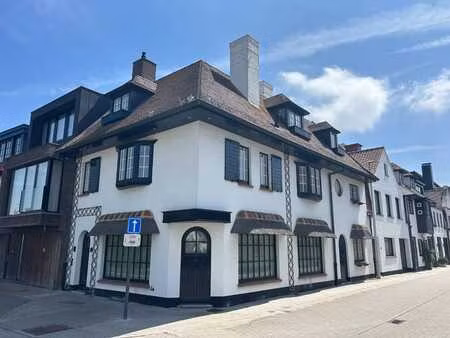 maison d'angle de caractère située sur la pittoresque pla...