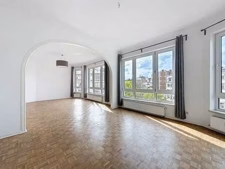 roosevelt/ulb : appartement 2 chambres + balcons + garage