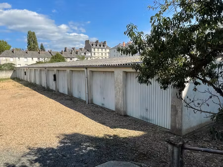 garage à louer face gare saumur