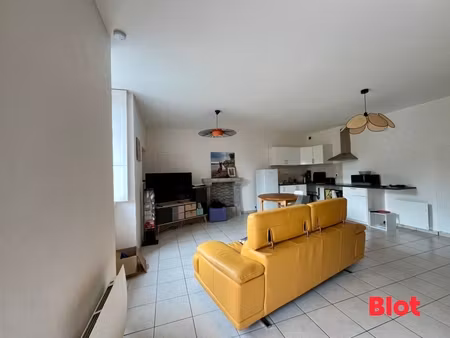 a louer / montfort-sur-meu - t3 - 55,92 m² - 670 € cc - jardin