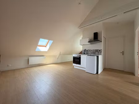 angers uco / esa : t3 de 36m2 rénové, dernier étage à deux pas du centre-ville d'angers !