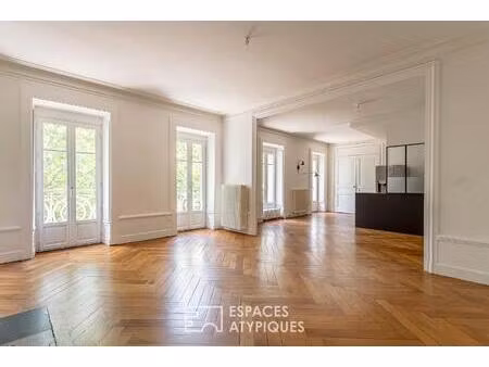 appartement haussmannien avec balcon en dernier étage
