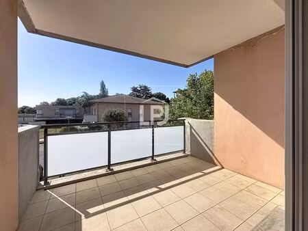 bel appartement t2 de 39 m², balcon + 1 place de stationnement – résidence sécurisée au ca