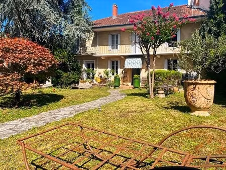 proche du centre ville et des commerces de condom, maison de caractère avec jardin et...