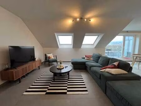 penthouse de qualité situé à 2 pas de mons