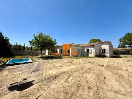 villa de plain-pied - 5 pièces de 114 m2 - jardin et piscine