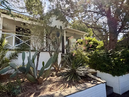 maison indépendante avec garage dans un environnement verdoy