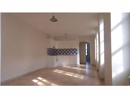appartement 3 pièces d'environ 65 m² à louer à carpentras (84200).