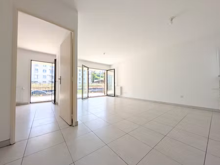 appartement 2 pièces avec une grande terrasse et un parking