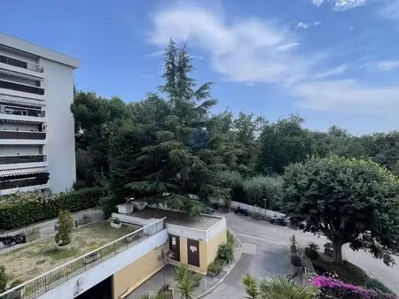 studio meublé de 32 m² avec coin nuit, grand balcon, parking couvert et piscine