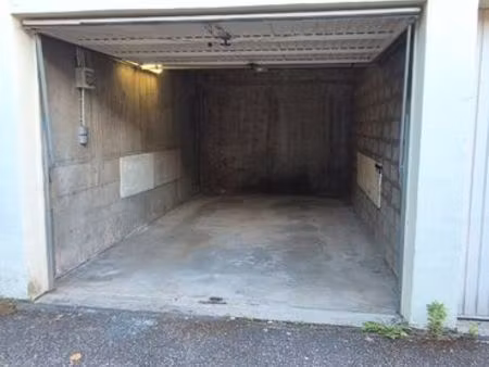 garage fermé / parking / box