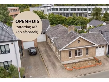 ruime bungalow met magazijn op 1.101 m² grond