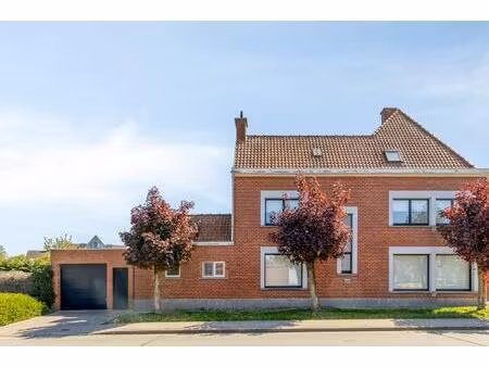 charme huis in roeselare met gezellige tuin en garage
