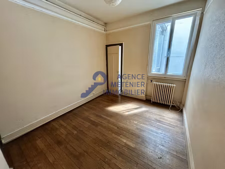 vichy hyper-centre - appartement t2 de 29 m2 avec exterieur