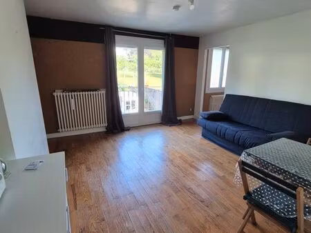 studio meublé indépendant dans une maison avec jardin et garage