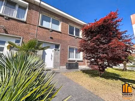 maison 3 chambres + jardin en très bonne état.