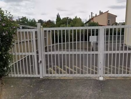 place de parking dans résidence sécurisée à 200m du métro
