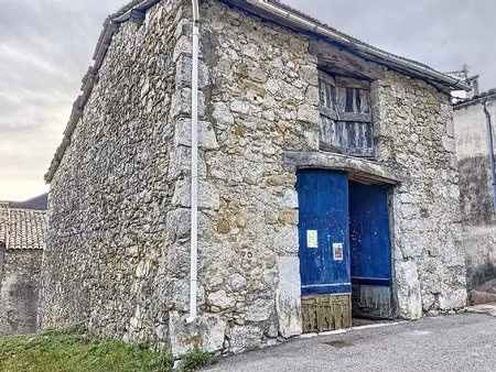 batisse en pierre 178 m² sans eau ni electricité