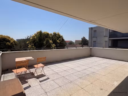 t4 de 75m² avec terrasse de56m² et places de parking