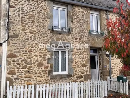 maison en pierre au cœur d'un village proche du mans