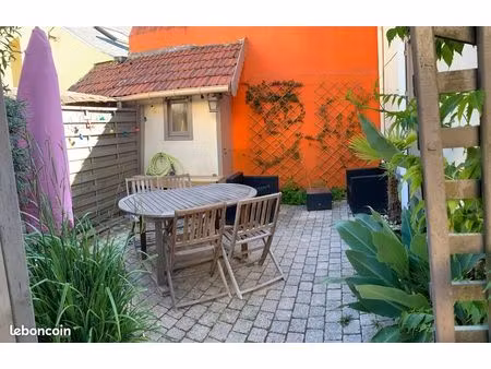 : maison de ville avec jardin au calme à 5 min à pied de la gare