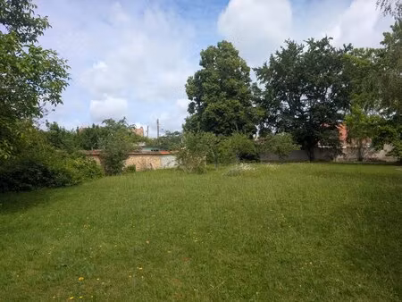 terrain à bâtir de près de 1000m2