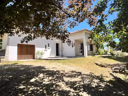 jolie maison idéalement située au calme tout en étant à proximité des commerces à pied