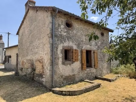 maison de caractère à rénover au cœur d'un village chargé d'histoire