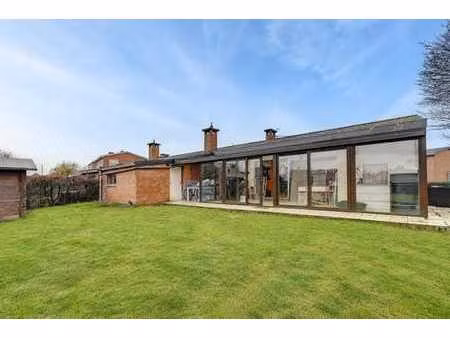 bungalow 3ch, panneaux s, clim, garage & jardin!
