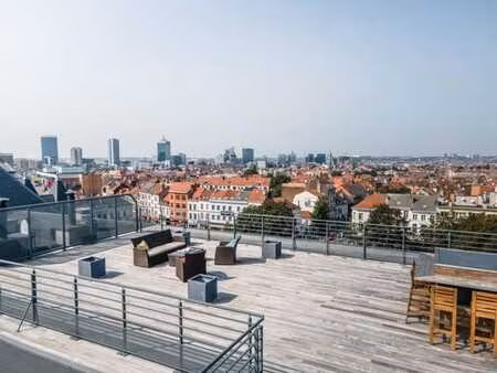 situé sur la place dailly et à proximité des facilités