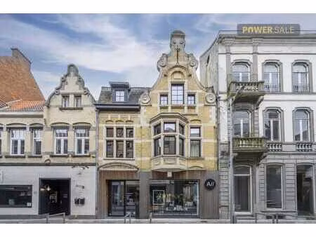 maison de ville magnifiquement rénovée à vendre.