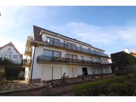 gemeubeld gelijkvloers appartement met tuin in duinbergen.