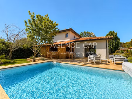villa de luxe à vendre dans le quartier aiguillon-port