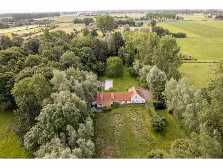 ferme à rénover dans un écrin de verdure